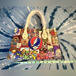 New-Grateful Dead Graphic Logos
Shoulder Tote Bag
Vegan Leather & White handle